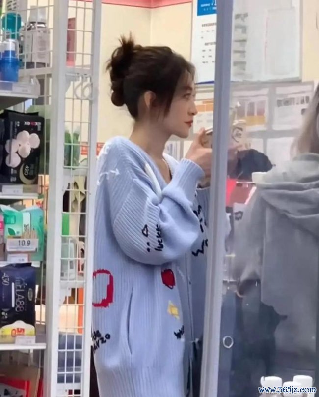 50岁李小冉素颜白得发光 岁月不败美人