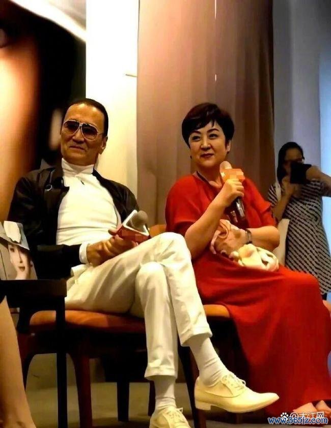 前妻甄珍得知谢贤去世哭到声音沙哑