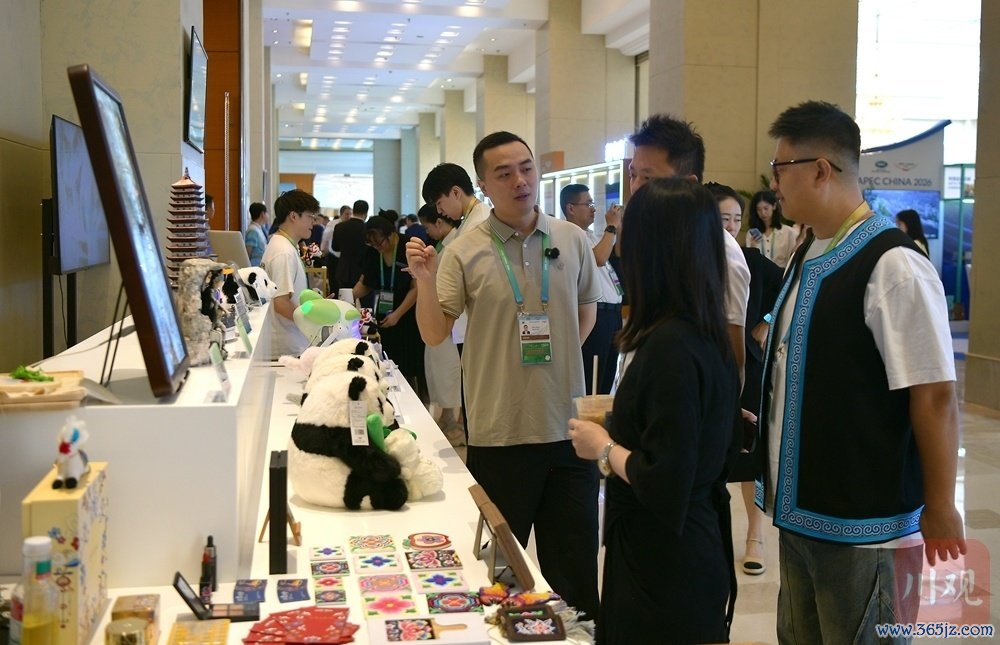 展览吸引不少嘉宾驻足观看
